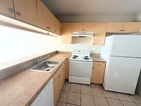 960 Lake Victoria Dr in West Palm Beach, FL - Building Photo