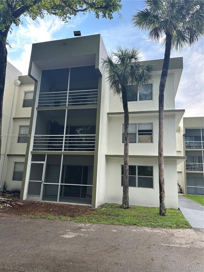 4255 N University Dr in Sunrise, FL - Building Photo - Building Photo