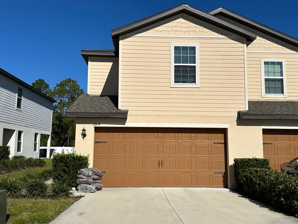 1604 Wynford Cir in Tavares, FL - Building Photo