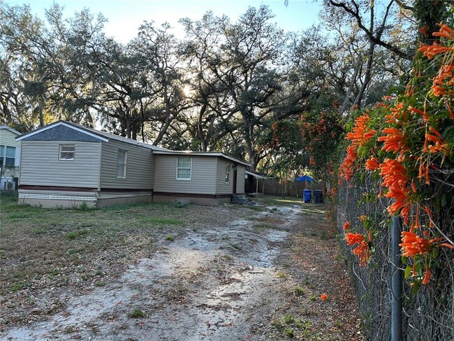 19114 Iverson Rd in Lutz, FL - Building Photo - Building Photo