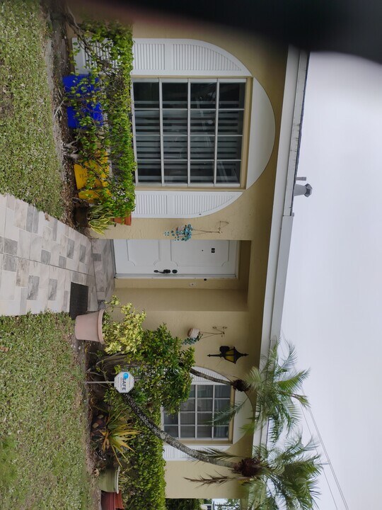 13602 Via Flora in Delray Beach, FL - Foto de edificio