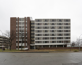 Jackson Towers in Topeka, KS - Foto de edificio - Building Photo