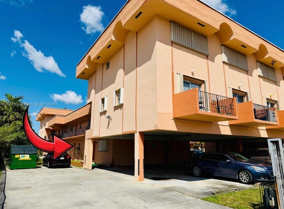 1100 W 35th St in Hialeah, FL - Building Photo