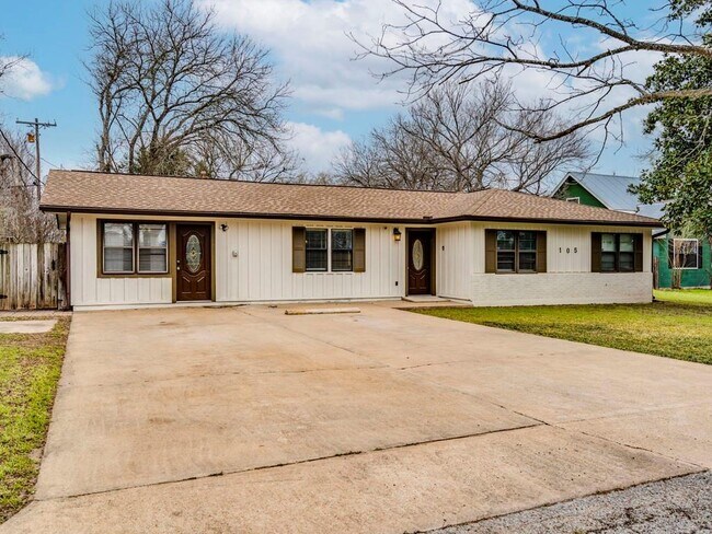 105 Maynard St in Bastrop, TX - Building Photo - Building Photo