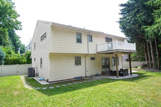 201 Woodbury Rd in Woodbury, NY - Building Photo - Building Photo