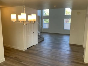 3320 Twin Bridges Ct in Las Vegas, NV - Building Photo - Building Photo