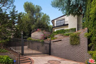 9305 Beverlycrest Dr in Beverly Hills, CA - Building Photo - Building Photo