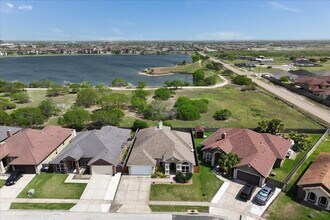 7522 S Lake Dr in Corpus Christi, TX - Building Photo - Building Photo