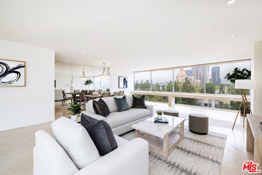 2220 Ave of the Stars in Los Angeles, CA - Building Photo