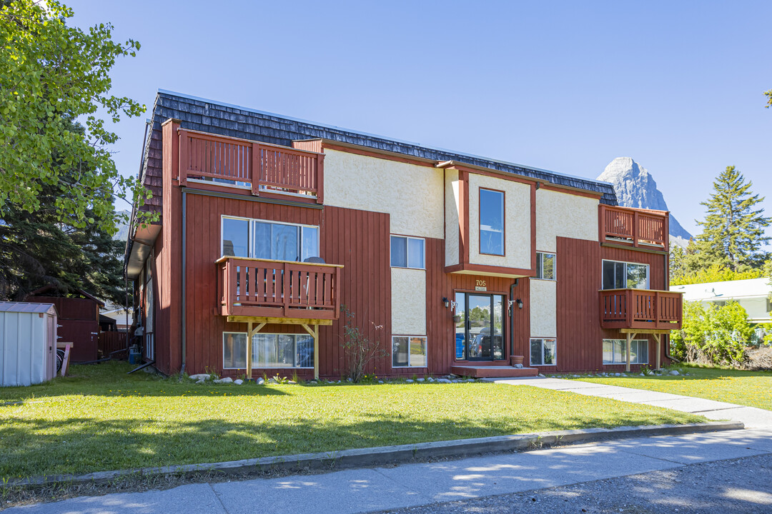 705 4 St in Canmore, AB - Building Photo