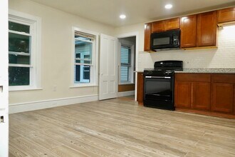 142 Pearl St in Stoughton, MA - Building Photo - Building Photo