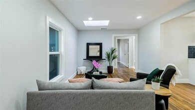 10523 Newcombe Dr in Dallas, TX - Building Photo - Building Photo