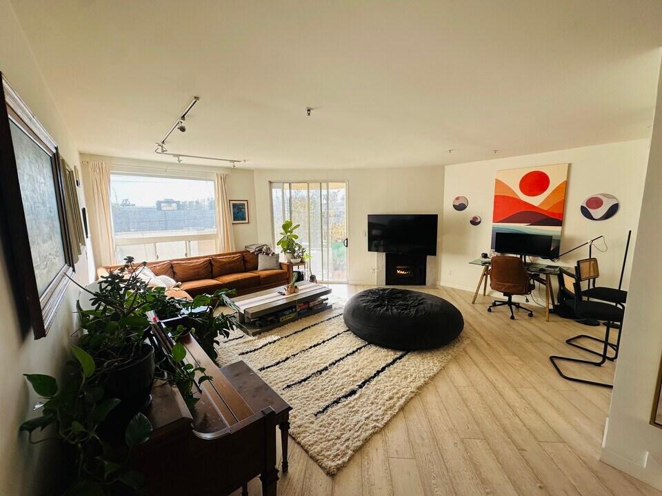 235 Main St, Unit 219 in Venice, CA - Foto de edificio