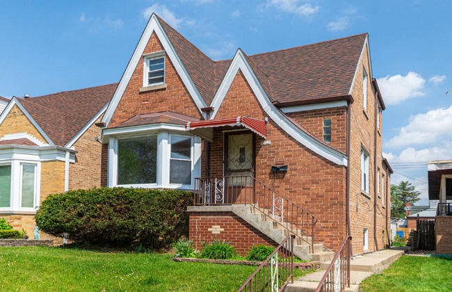 property at 6640 W Foster Ave