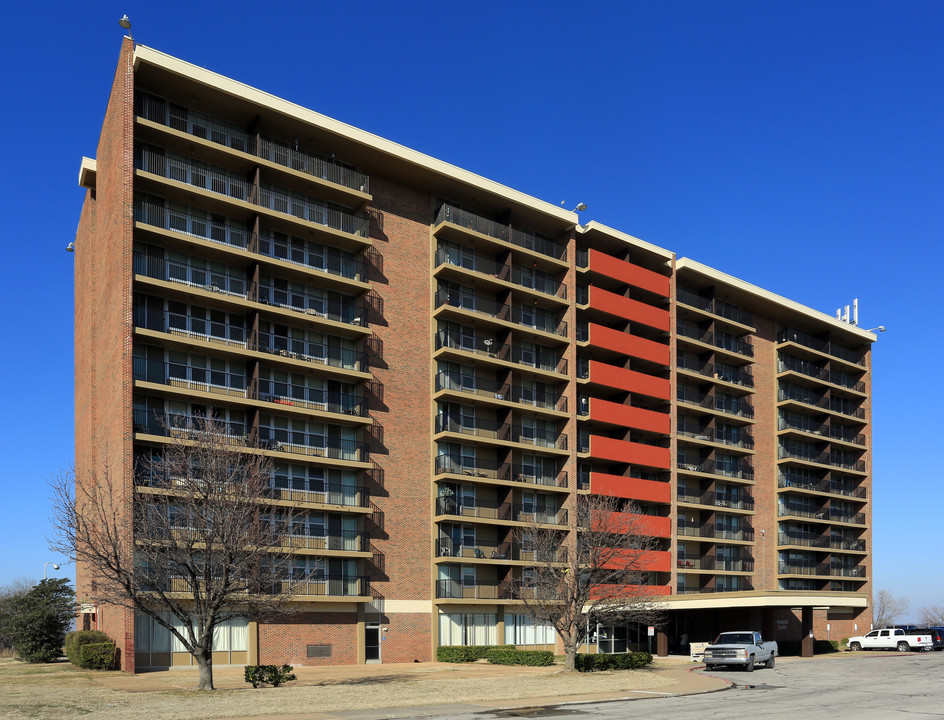 Pioneer Plaza in Tulsa, OK - Foto de edificio