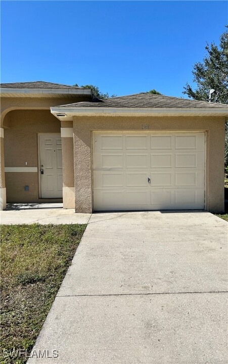 346 Bell Blvd in Lehigh Acres, FL - Building Photo