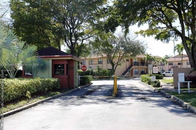 2705 W 64th Pl in Hialeah, FL - Building Photo - Building Photo