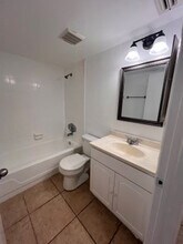 4290 Gulfstream Dr, Unit 16 in Naples, FL - Foto de edificio - Building Photo