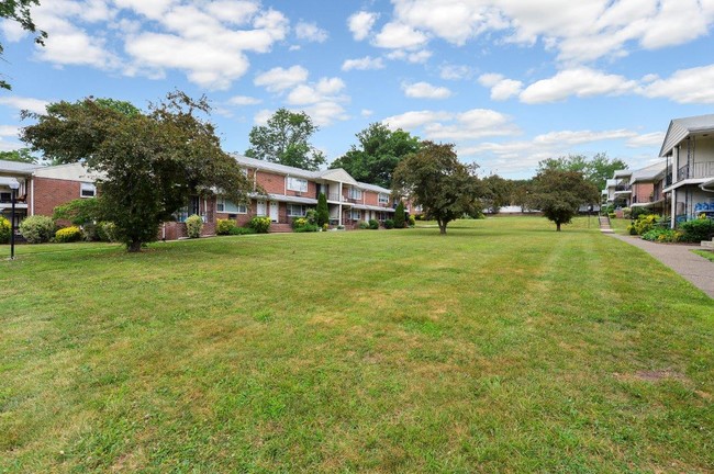 Rolling Gardens Apartment Homes in Mahwah, NJ - Foto de edificio - Building Photo