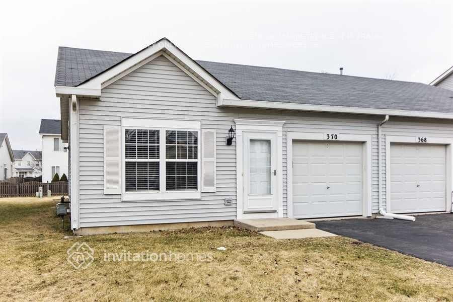 370 Reston Cir in Romeoville, IL - Building Photo