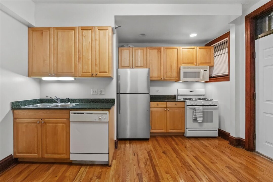 3702 N Sheffield Ave in Chicago, IL - Building Photo