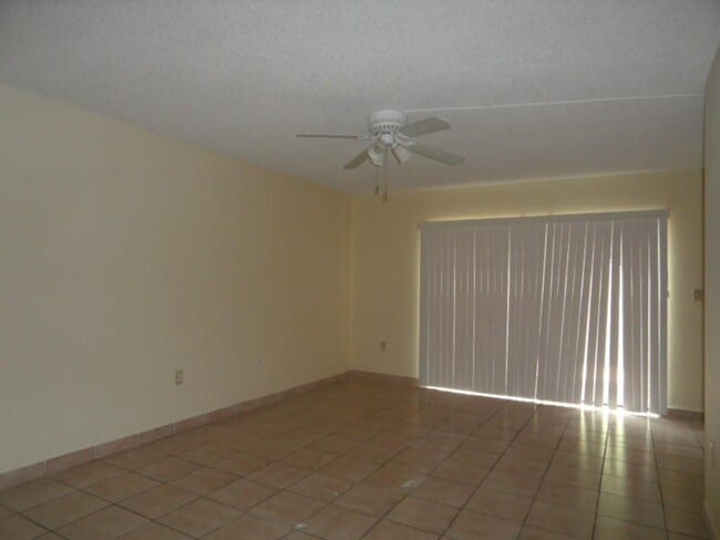 221 Palm Cir E in Pembroke Pines, FL - Building Photo - Building Photo