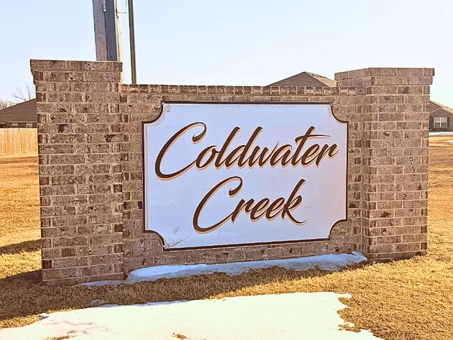 42124 Cadens Trl in Shawnee, OK - Foto de edificio - Building Photo