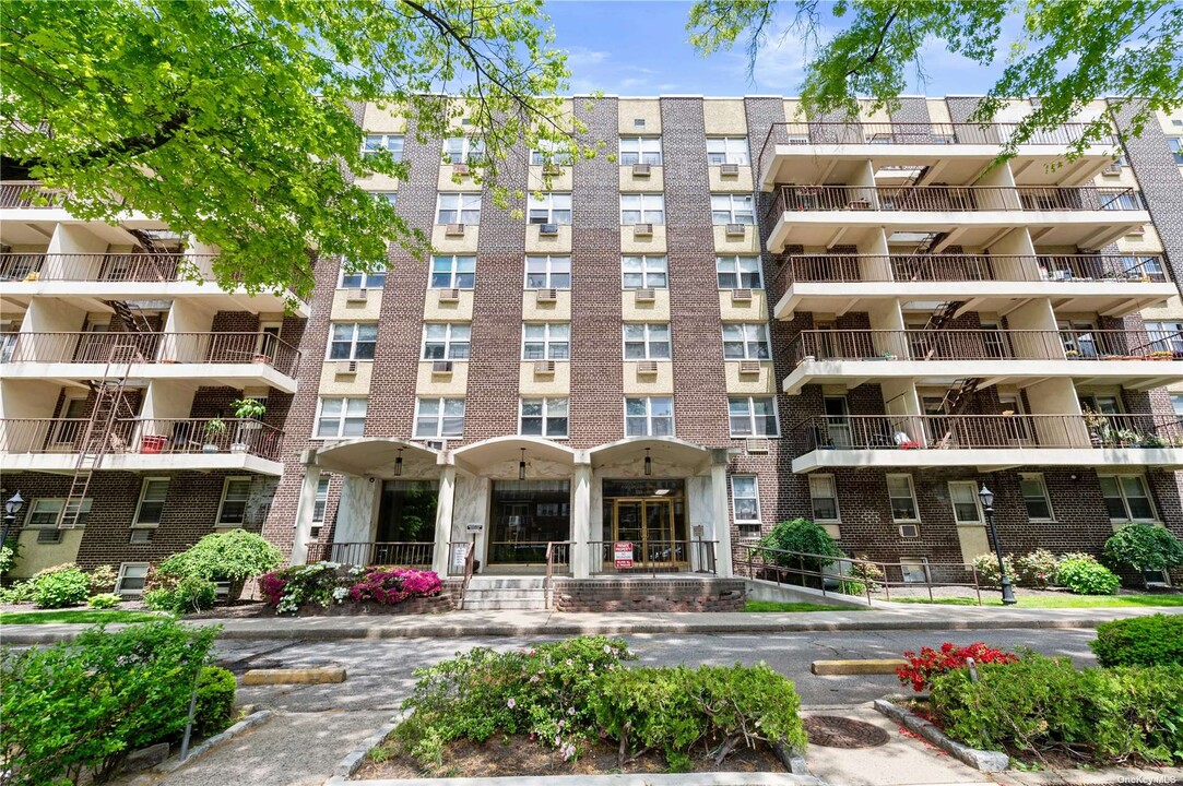 140-55 34th Ave, Unit 1L in Queens, NY - Foto de edificio