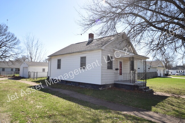 216 E Elm St in Thayer, IL - Building Photo - Building Photo