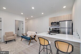 2400 E Huntingdon St in Philadelphia, PA - Building Photo