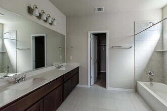 100 Fabion St in Niederwald, TX - Foto de edificio - Building Photo
