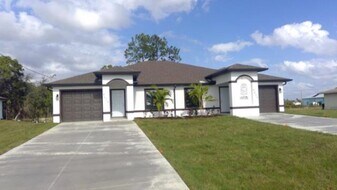 4616-4618 Leonard Blvd S, Unit 4616 Leonard Blvd S in Lehigh Acres, FL - Building Photo