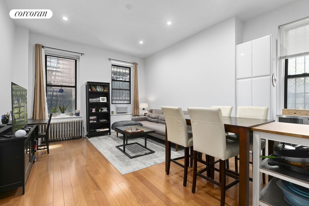 26 W 97th St in New York, NY - Building Photo