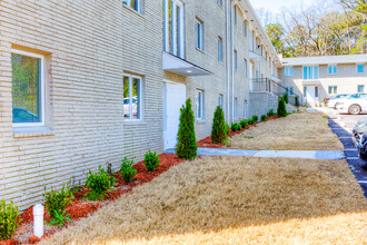 166 Anderson Ave NW in Atlanta, GA - Foto de edificio - Building Photo