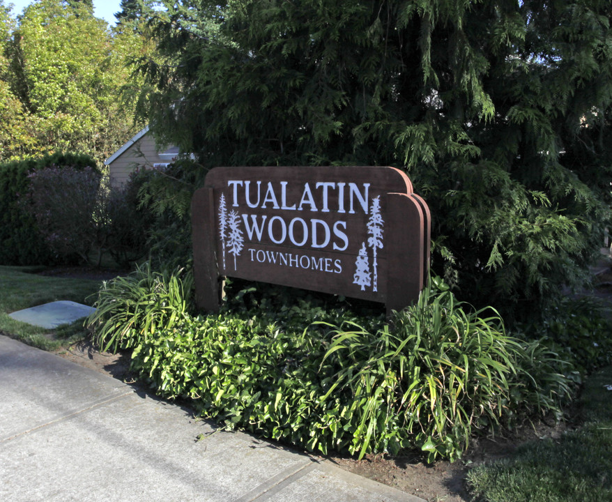 Tualatin Woods Townhomes in Tualatin, OR - Building Photo