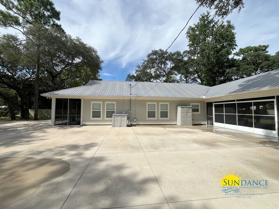 1579 Cedar St in Niceville, FL - Building Photo