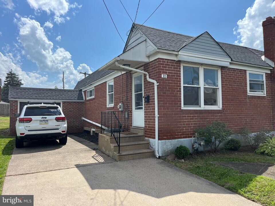 32 E Hancock St in Lansdale, PA - Building Photo