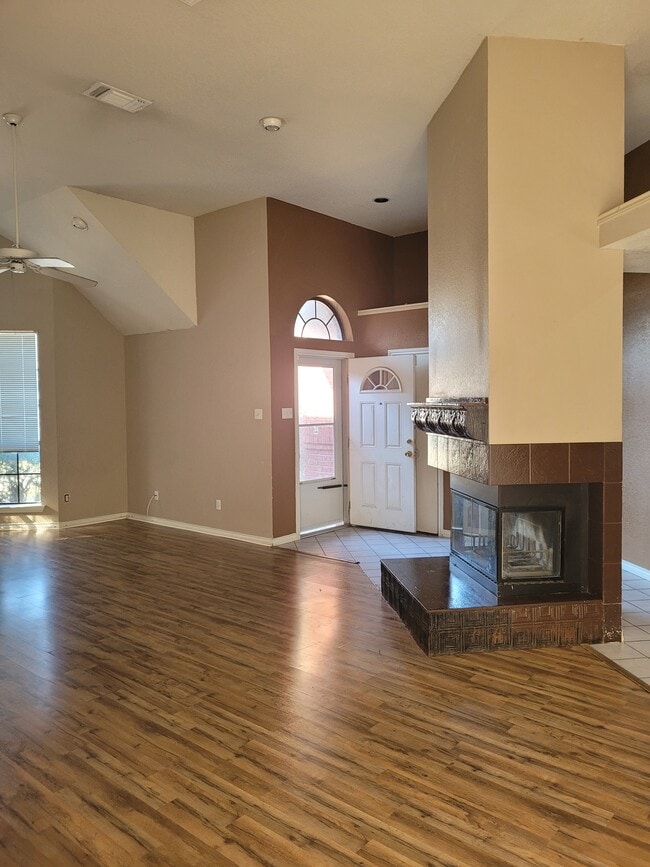 327 Meadowcreek Dr in Duncanville, TX - Foto de edificio - Building Photo