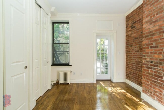 250 Mott St, Unit 19 in New York, NY - Building Photo - Building Photo