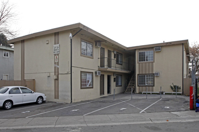 2536 Traction Ave in Sacramento, CA - Building Photo - Building Photo