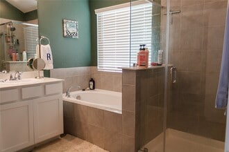 10201 Waterwall Ln in Texas City, TX - Foto de edificio - Building Photo