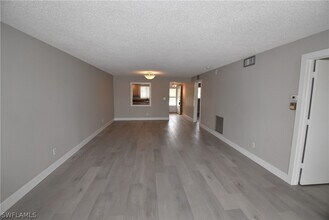 5667 Rattlesnake Hammock Rd in Naples, FL - Building Photo - Building Photo