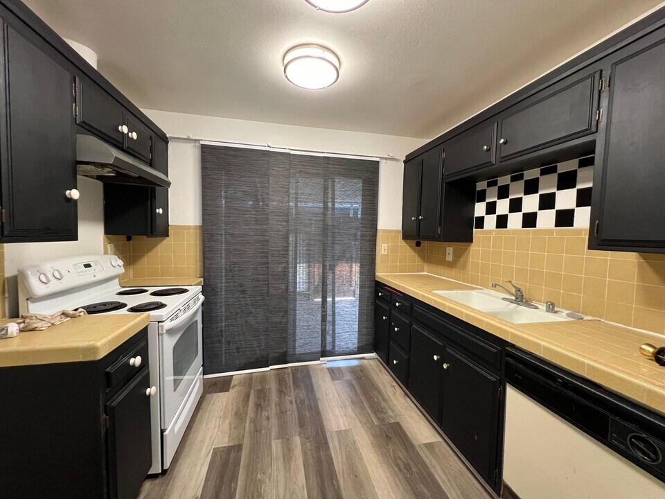 471 S Simpson Ave, Unit Unit # C in Hemet, CA - Building Photo