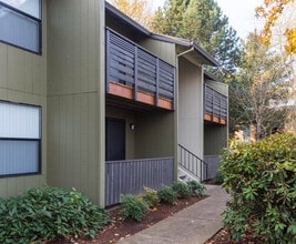Meridian Village Apartments in Tualatin, OR - Foto de edificio - Building Photo