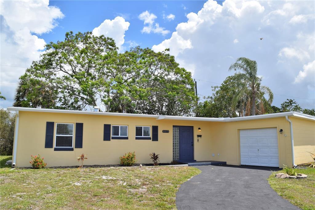 21572 Edgewater Dr in Port Charlotte, FL - Foto de edificio