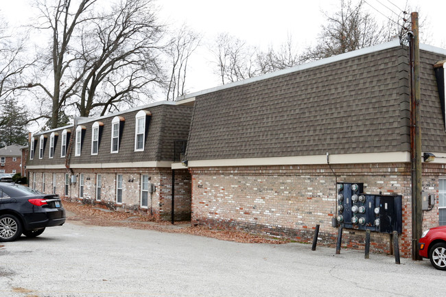 Chapel Hill Apartments in Louisville, KY - Foto de edificio - Building Photo