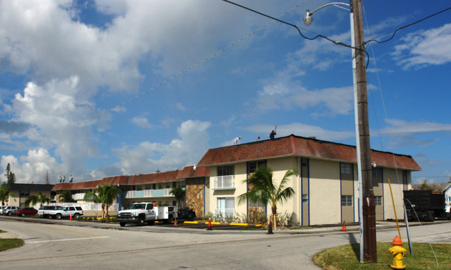 Strand Plaza in Hallandale Beach, FL - Building Photo - Building Photo