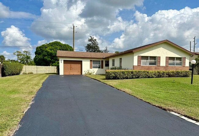 6101 Rainbow Cir in Greenacres, FL - Building Photo - Building Photo