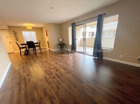 12121 Centralia St in Lakewood, CA - Building Photo