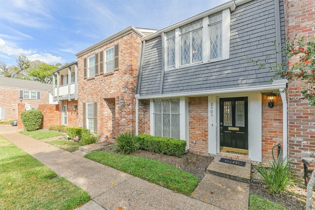 2505 Watertown Mall St